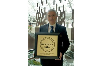 Kevork Deldelian, General Manager Oryx Rotana, proudly shows off Qatar Airways’ award for Best Airport Hotel In Middle East, the second year that the airline has received the coveted prize.