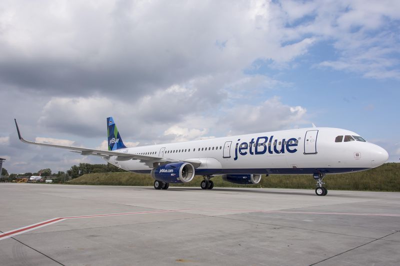 Days after the delivery of its first A321 jetliner, JetBlue’s deal that included 35 new A320 Family aircraft marks the 10,000th order for this Airbus single-aisle product line. http://www.airbus.com/galleries/photo-gallery/dg/idp/33706-a321-jetblue/?share=1