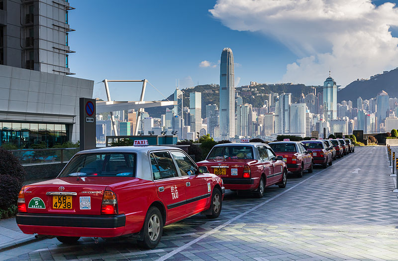 Row of taxis at the International Commerce Centre, Kowloon, Hong Kong. "Diego Delso, Wikimedia Commons, License CC-BY-SA 3.0" 