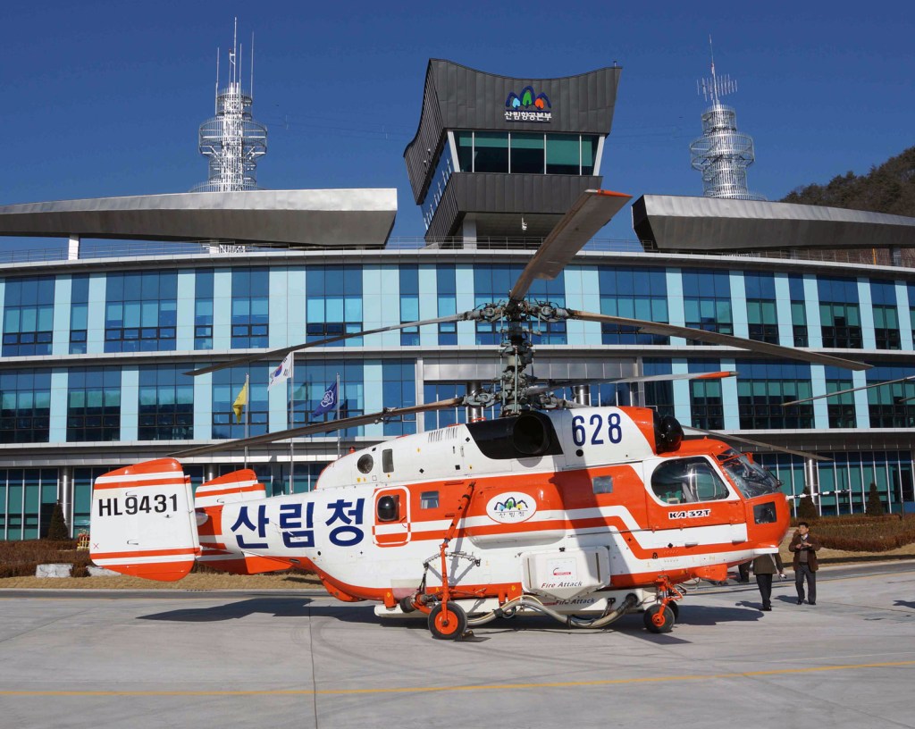 Source / Owner: http://www.russianhelicopters.aero/ru/press/news/foto/helicopters/Ka-32T_Simplex_FireAttack.jpg