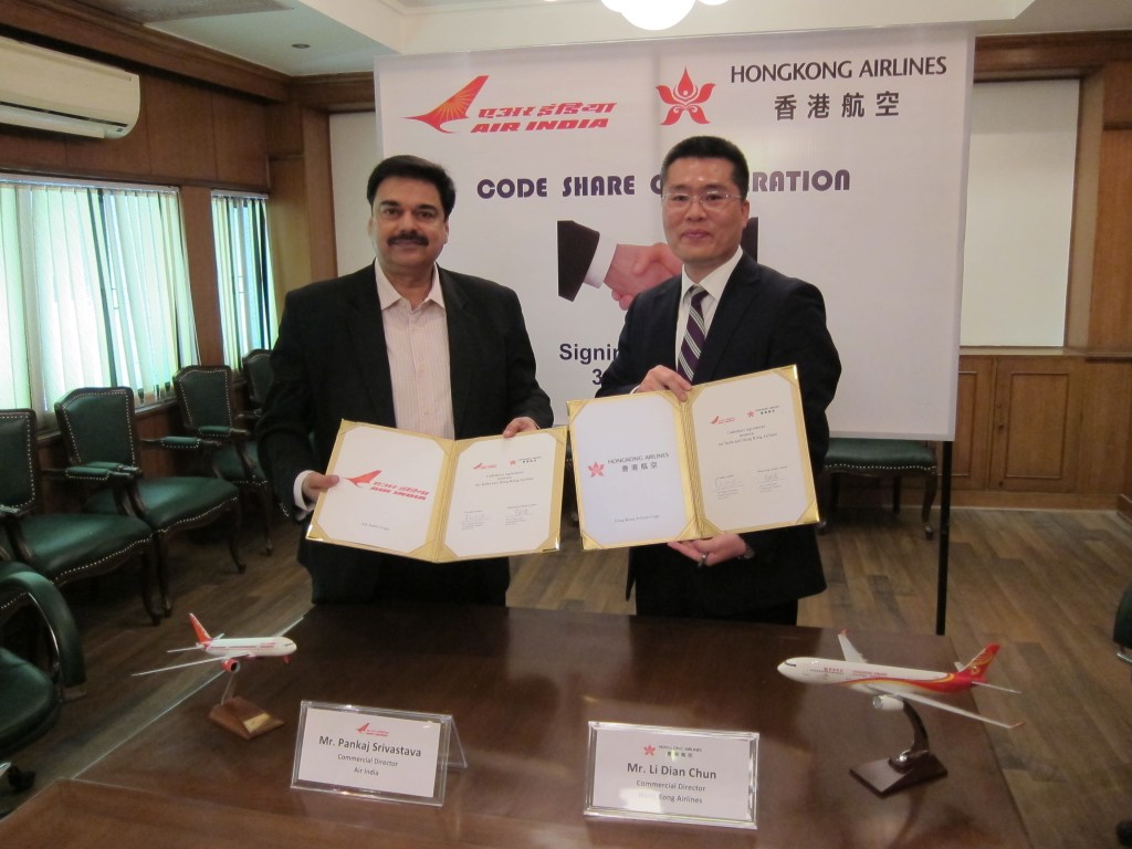 Mr. Li Dianchun, Commercial Director of Hong Kong Airlines (right), and Mr. Pankaj Srivastava, Commercial Director of Air India, signed a code share agreement at Delhi