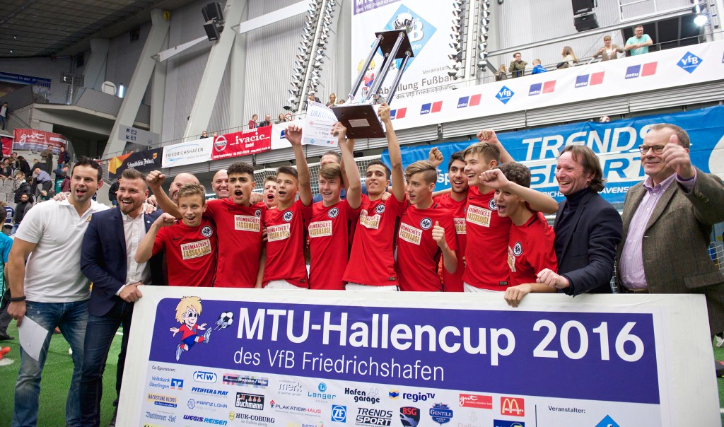 Rund 265 begabte Nachwuchs-Fußballspieler von 23 Vereinen aus elf Ländern nahmen am 14. MTU-Hallencup teil. In diesem Jahr hieß die Siegermannschaft des von MTU gesponserten Events Eintracht Frankfurt. Around 265 gifted young soccer players from 23 clubs in 11 countries took part in the 14th MTU Indoor Soccer Cup. The MTU-sponsored event was won this year by Eintracht Frankfurt.