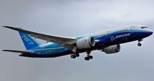 Por 787_First_Flight.jpg: Dave Sizerderivative work: Altair78 (talk) - 787_First_Flight.jpg, CC BY 2.0, https://commons.wikimedia.org/w/index.php?curid=8775802