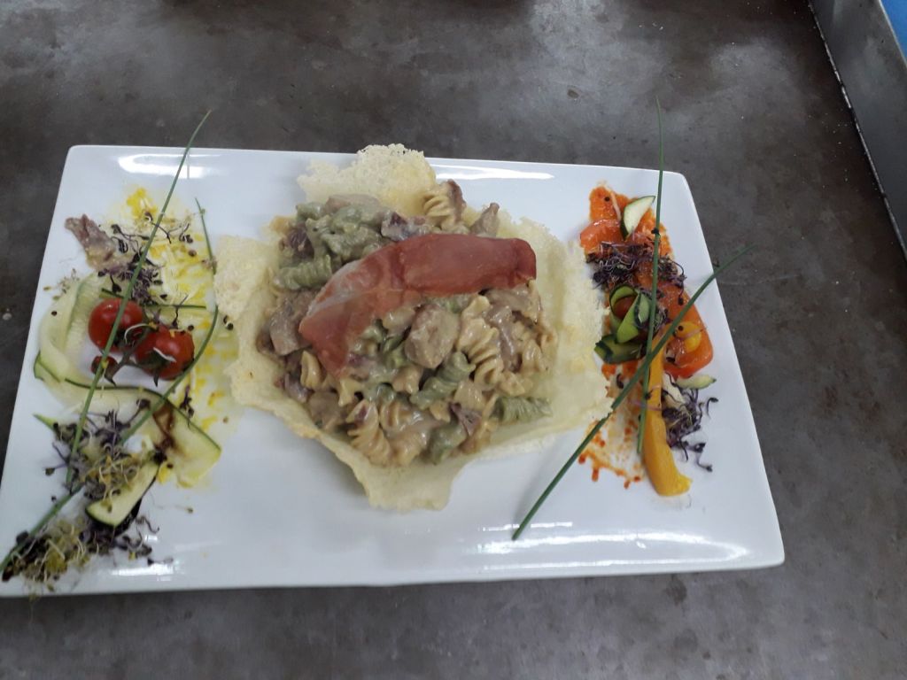 CESTAS DE PARMESANO RELLENA DE FUSILLI BICOLOR CON SALSA DE JAMON SERRANO ,SETAS PORCINI Y&nbsp;BURRATA