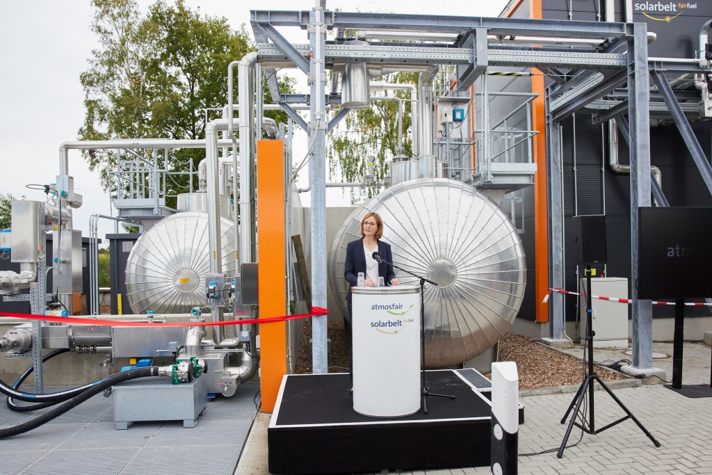 From test tube to barrel – Lufthansa invests in first industrially produced carbon-neutral, electricity-based kerosene made in&nbsp;Germany